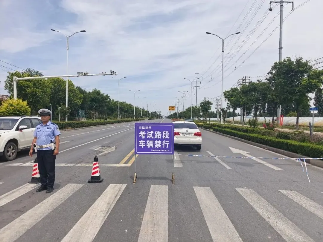 藏蓝守校门 暖心护中考-第7张图片-四季读书网