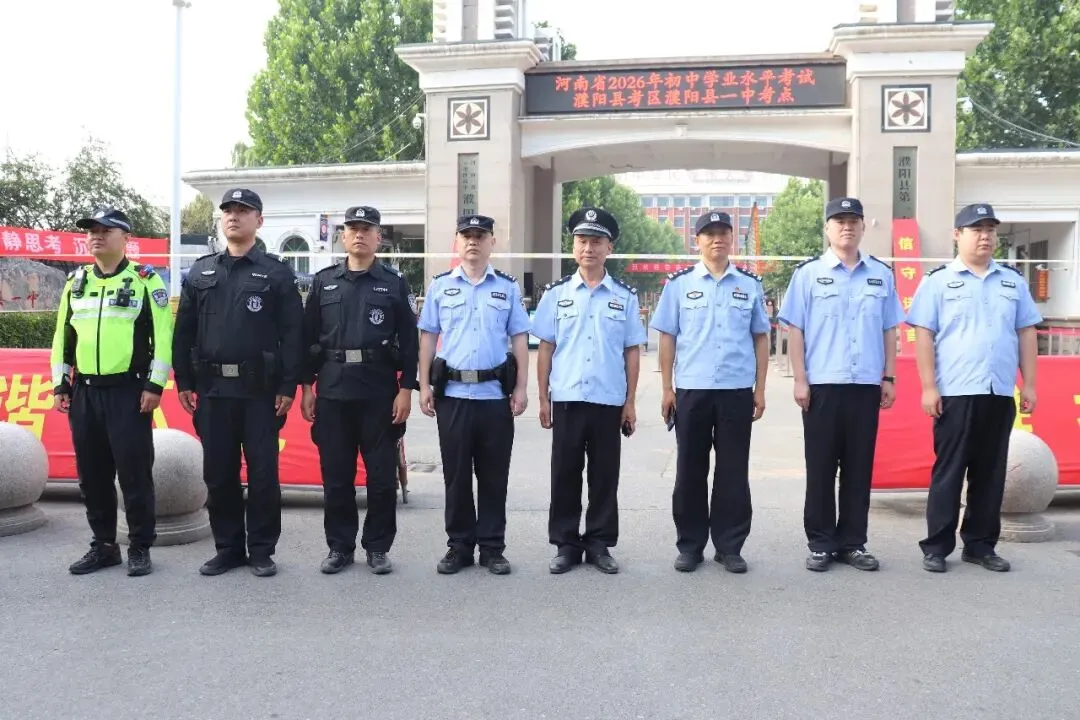 藏蓝守校门 暖心护中考-第8张图片-四季读书网