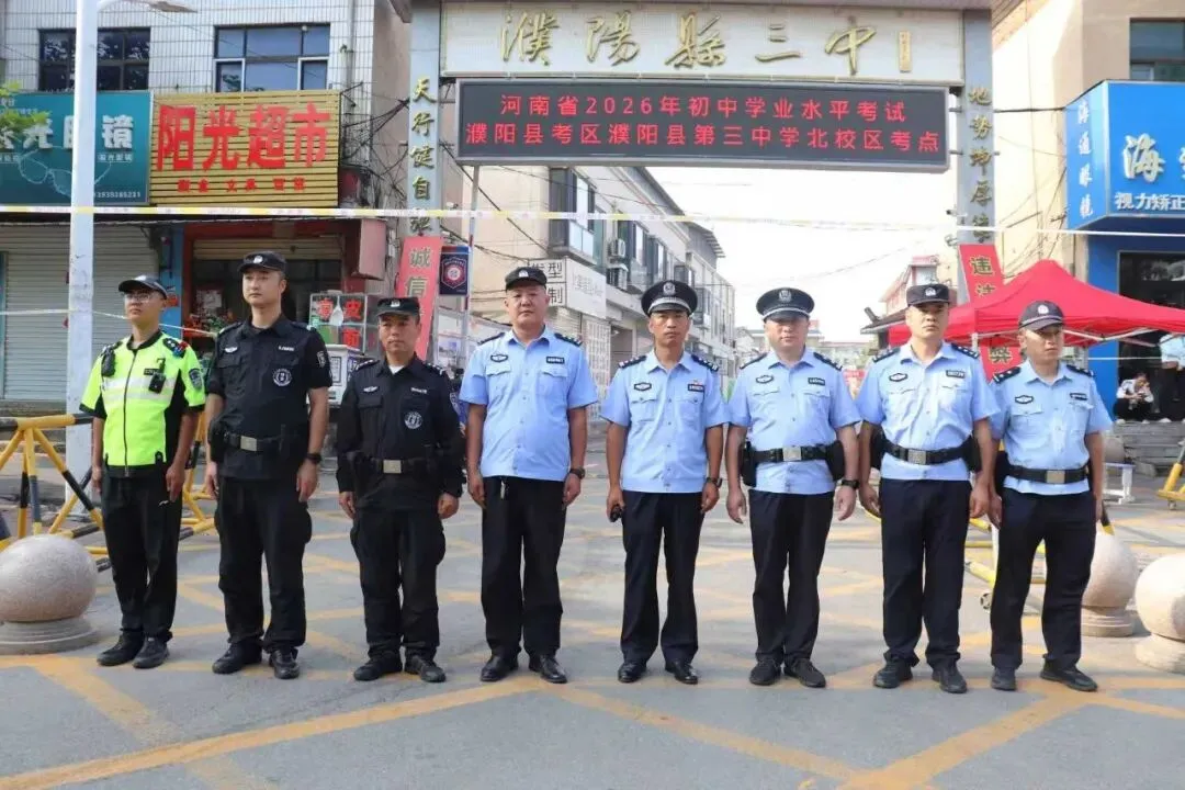 藏蓝守校门 暖心护中考-第9张图片-四季读书网