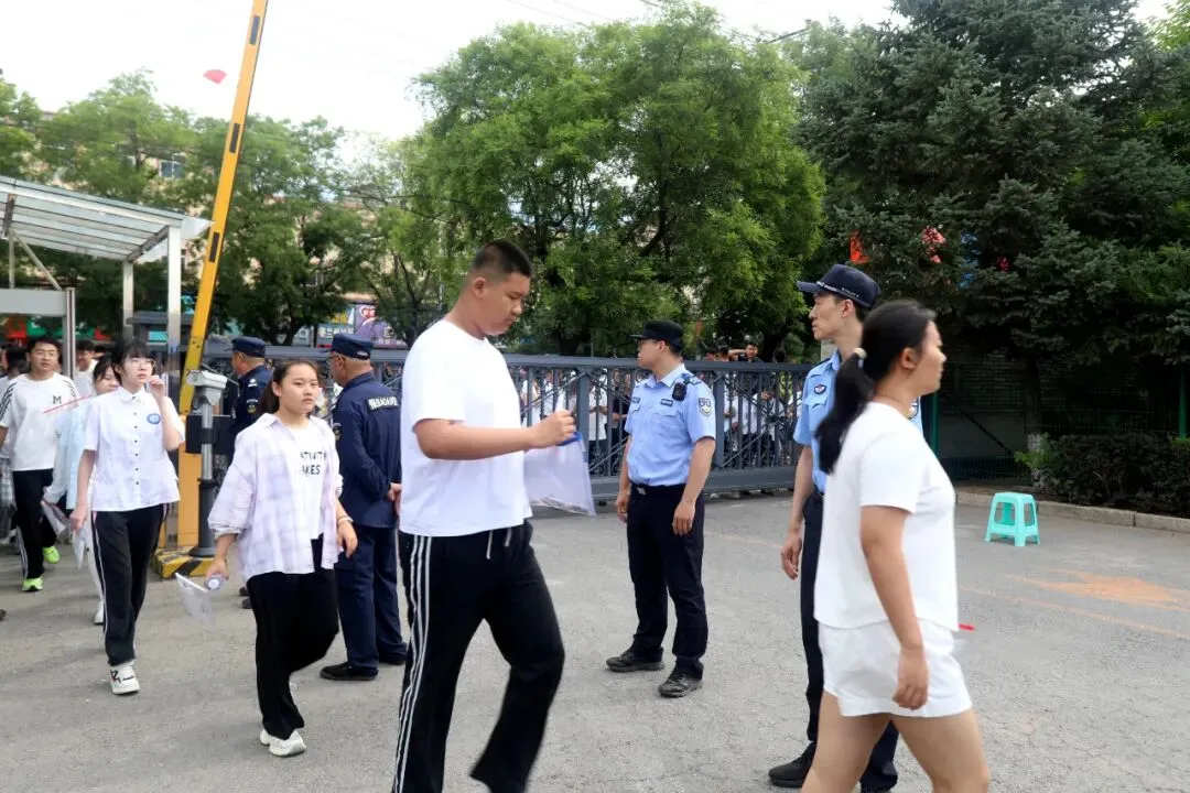 中考落幕,守护有声 瓦房店公安圆满完成2026年中考护航任务-第2张图片-四季读书网 中考落幕,守护有声 瓦房店公安圆满完成2026年中考护航任务-第2张图片-四季读书网