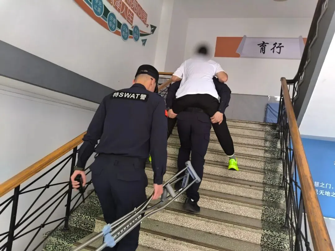 中考落幕,守护有声 瓦房店公安圆满完成2026年中考护航任务-第4张图片-四季读书网 中考落幕,守护有声 瓦房店公安圆满完成2026年中考护航任务-第4张图片-四季读书网