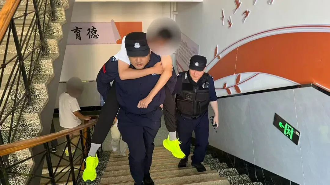 中考落幕,守护有声 瓦房店公安圆满完成2026年中考护航任务-第5张图片-四季读书网 中考落幕,守护有声 瓦房店公安圆满完成2026年中考护航任务-第5张图片-四季读书网