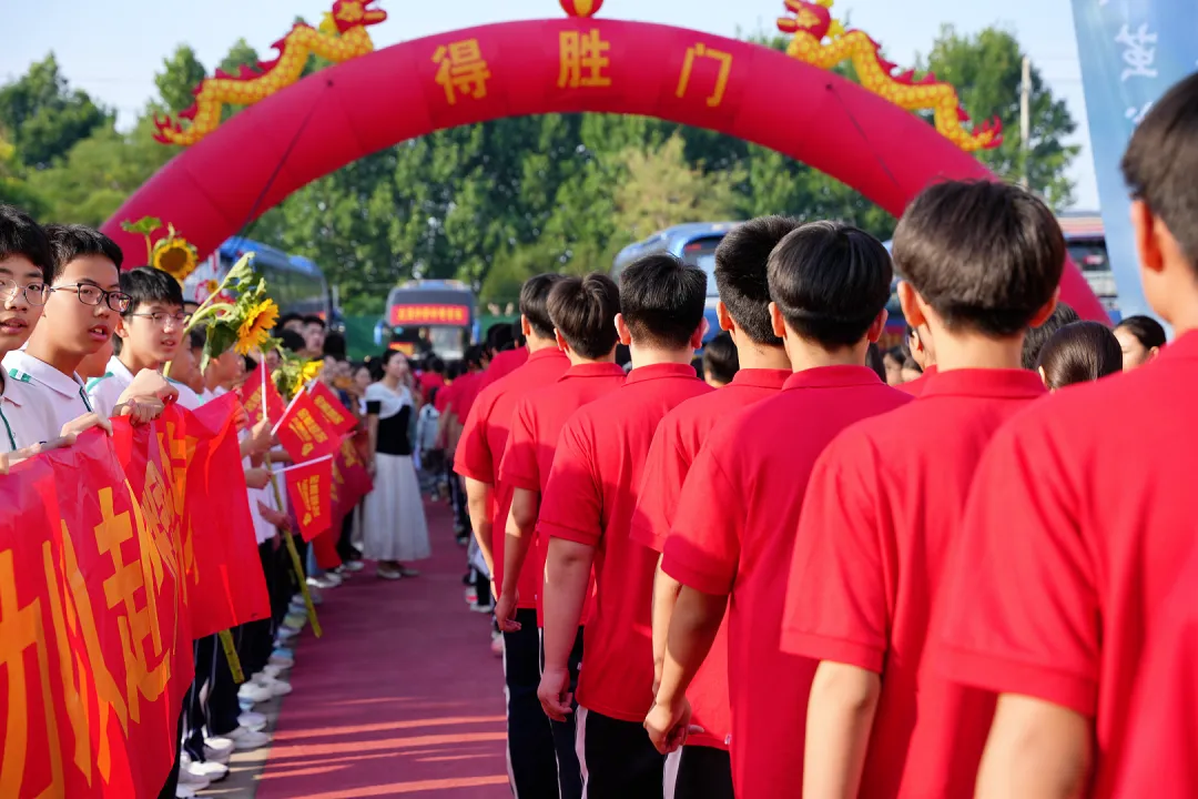 中考收官,勇者凯旋:带着满腔热血,奔赴下一场山海-第17张图片-四季读书网