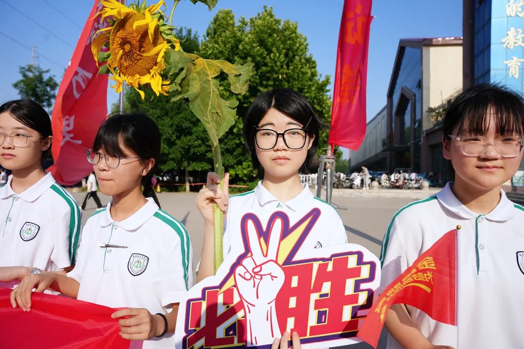 中考收官,勇者凯旋:带着满腔热血,奔赴下一场山海-第24张图片-四季读书网