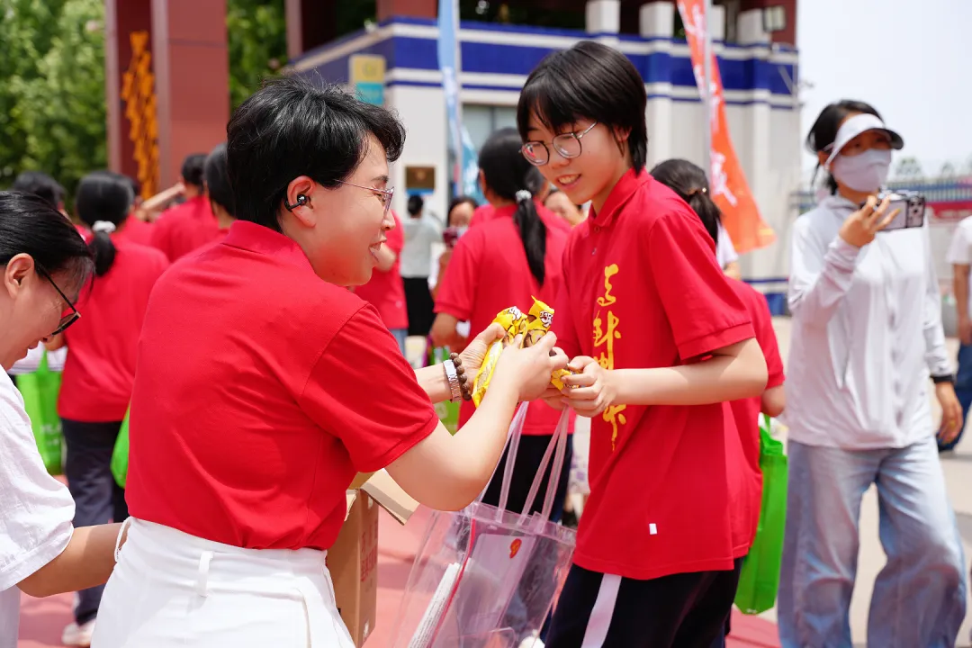 中考收官,勇者凯旋:带着满腔热血,奔赴下一场山海-第28张图片-四季读书网