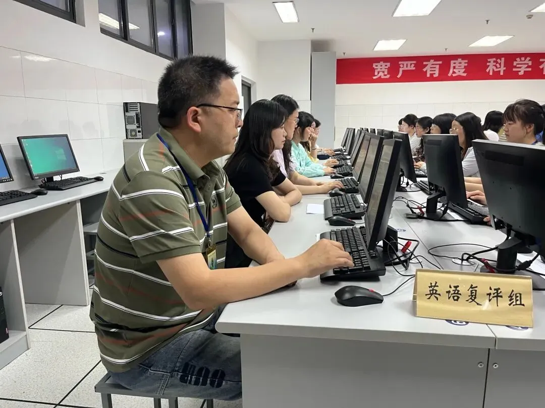 直击现场!2026扬州中考阅卷现场画面公开-第4张图片-四季读书网