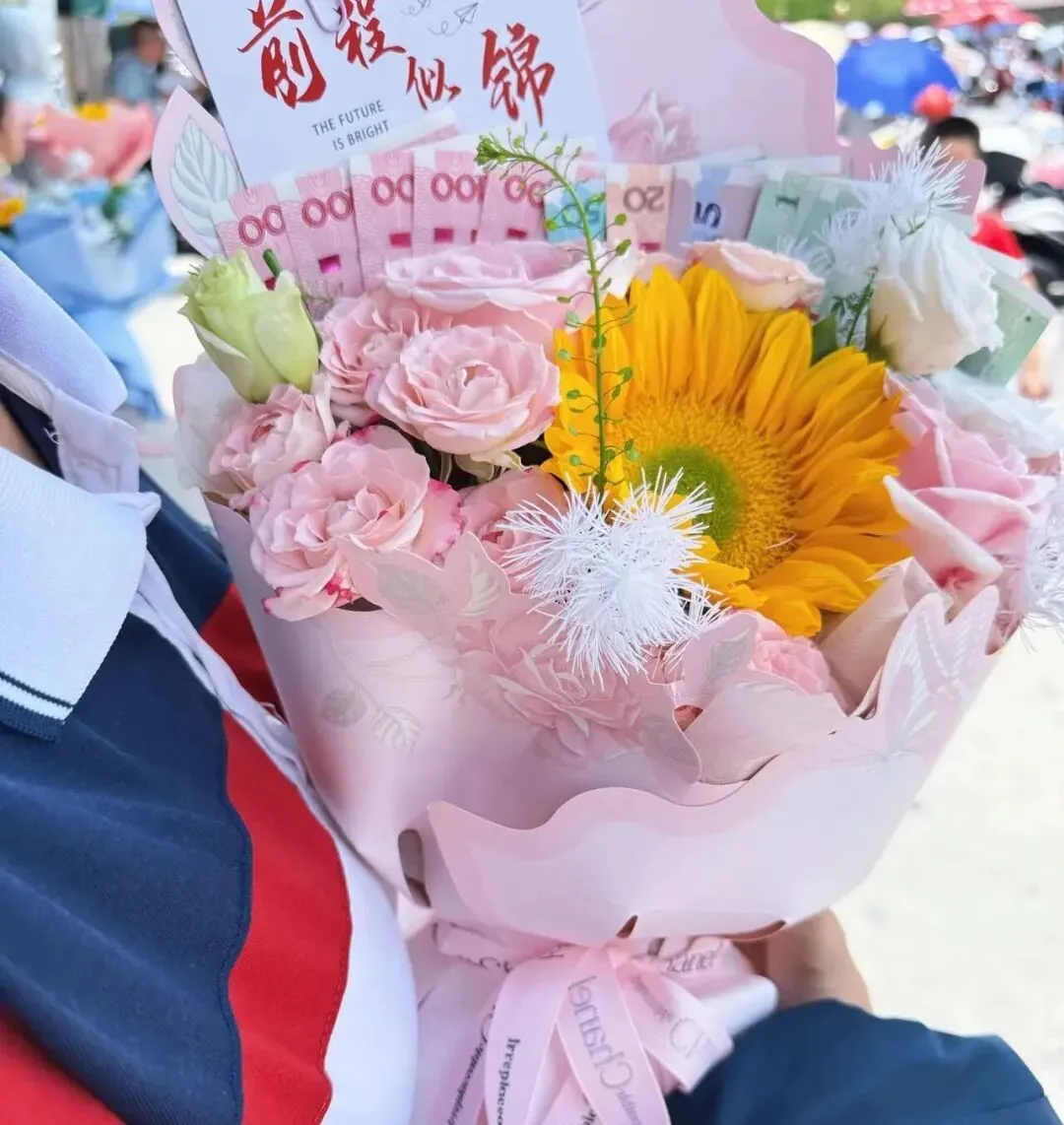 漳平中考结束!考场外鲜花千姿百态,这届家长给力...-第4张图片-四季读书网 漳平中考结束!考场外鲜花千姿百态,这届家长给力...-第4张图片-四季读书网