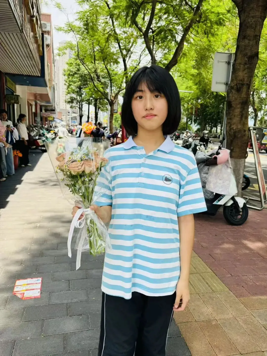 漳平中考结束!考场外鲜花千姿百态,这届家长给力...-第5张图片-四季读书网 漳平中考结束!考场外鲜花千姿百态,这届家长给力...-第5张图片-四季读书网