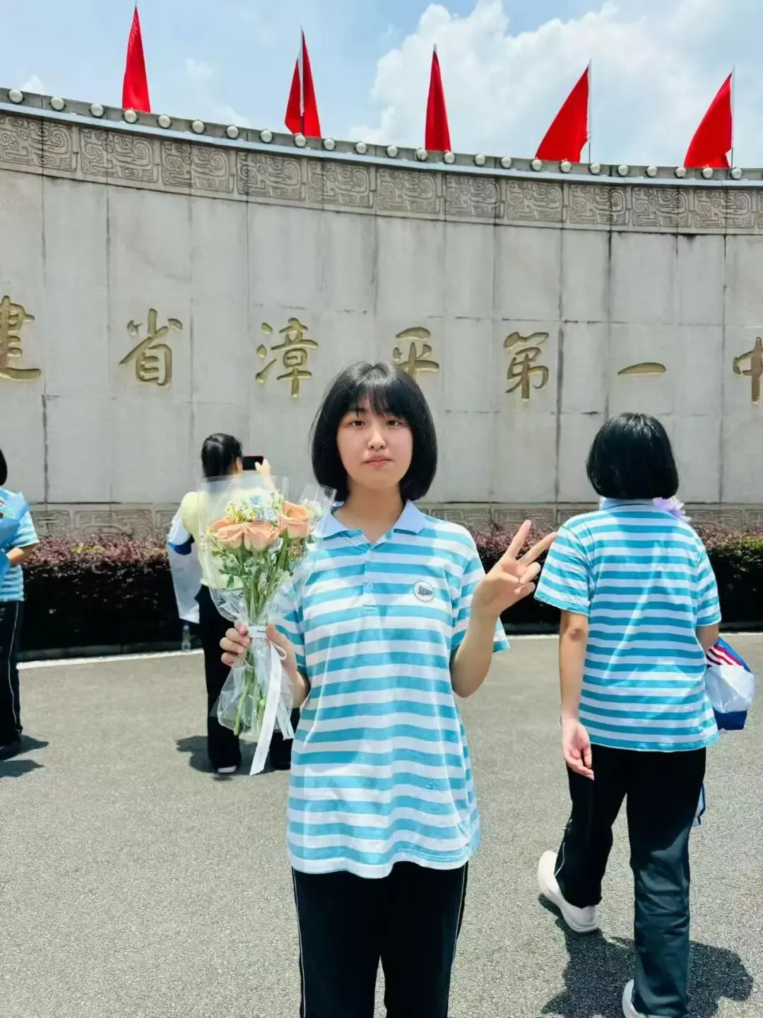 漳平中考结束!考场外鲜花千姿百态,这届家长给力...-第6张图片-四季读书网 漳平中考结束!考场外鲜花千姿百态,这届家长给力...-第6张图片-四季读书网