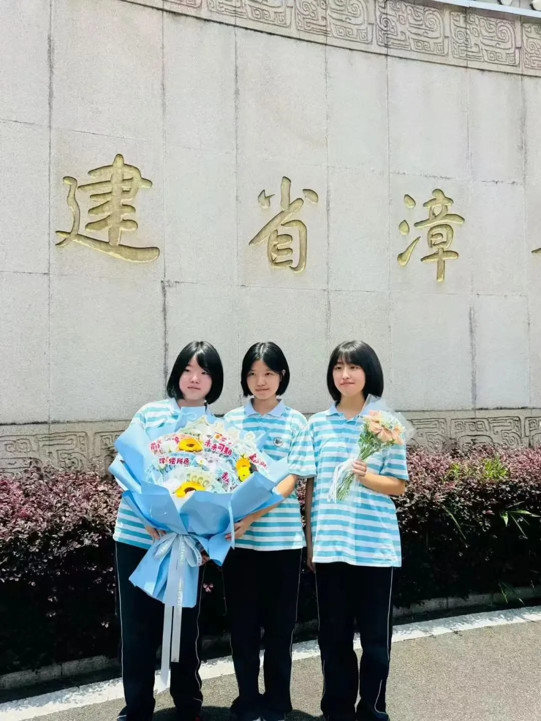 漳平中考结束!考场外鲜花千姿百态,这届家长给力...-第7张图片-四季读书网 漳平中考结束!考场外鲜花千姿百态,这届家长给力...-第7张图片-四季读书网