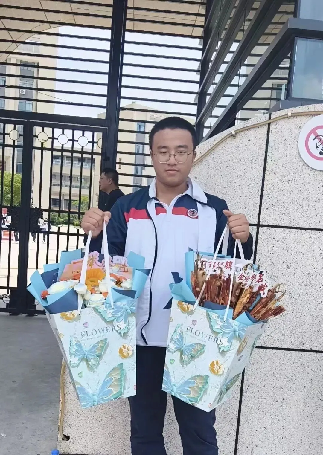 漳平中考结束!考场外鲜花千姿百态,这届家长给力...-第10张图片-四季读书网 漳平中考结束!考场外鲜花千姿百态,这届家长给力...-第10张图片-四季读书网