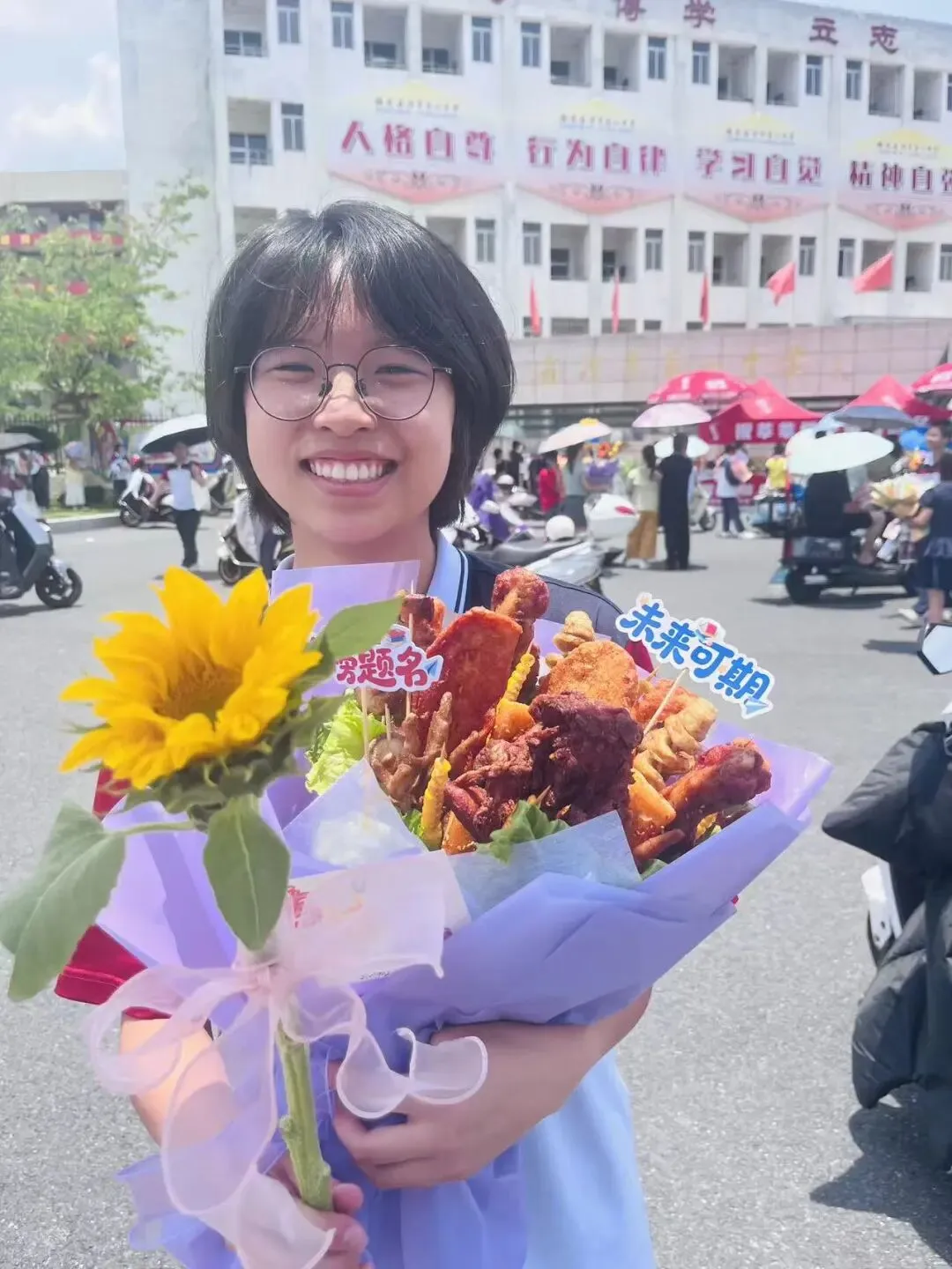 漳平中考结束!考场外鲜花千姿百态,这届家长给力...-第14张图片-四季读书网 漳平中考结束!考场外鲜花千姿百态,这届家长给力...-第14张图片-四季读书网