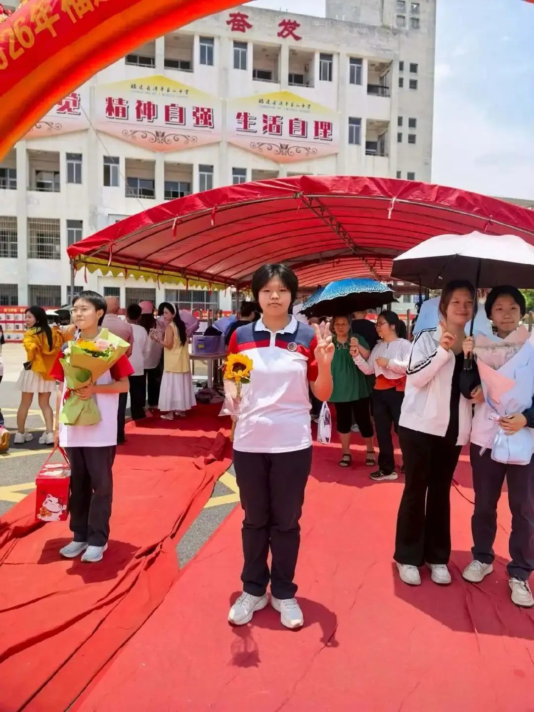 漳平中考结束!考场外鲜花千姿百态,这届家长给力...-第15张图片-四季读书网 漳平中考结束!考场外鲜花千姿百态,这届家长给力...-第15张图片-四季读书网