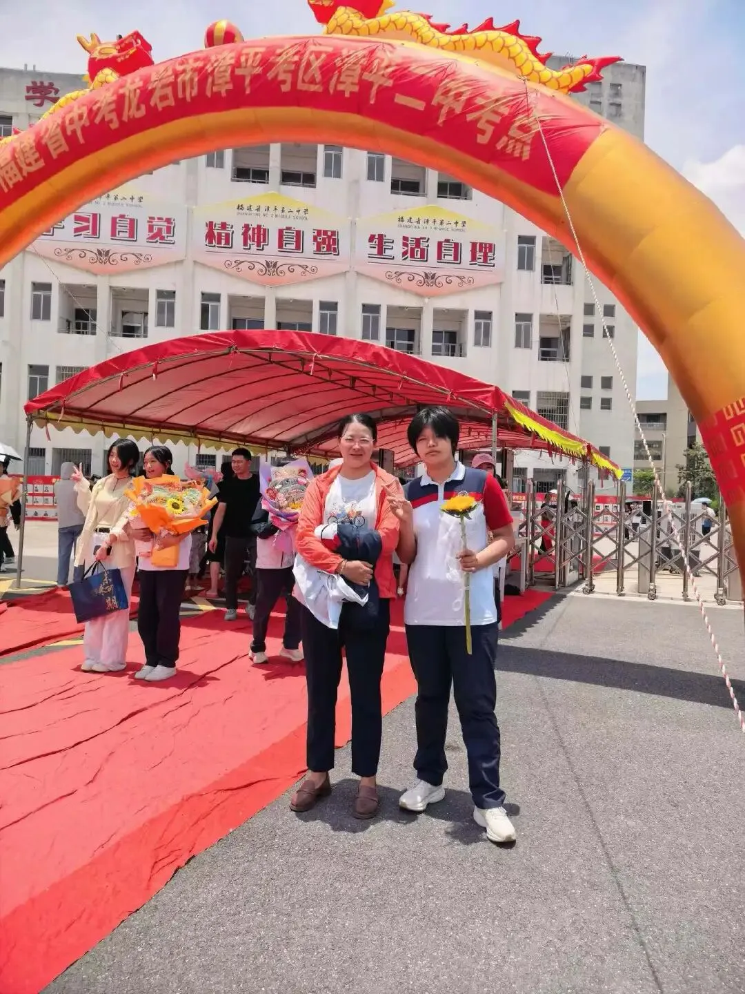 漳平中考结束!考场外鲜花千姿百态,这届家长给力...-第16张图片-四季读书网 漳平中考结束!考场外鲜花千姿百态,这届家长给力...-第16张图片-四季读书网