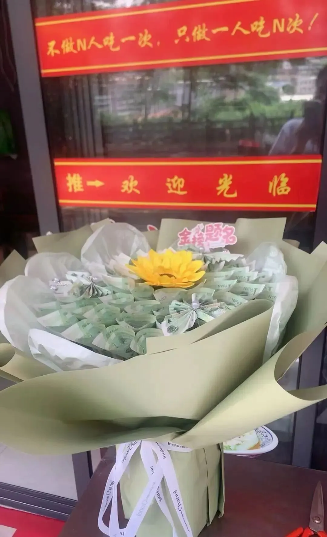 漳平中考结束!考场外鲜花千姿百态,这届家长给力...-第18张图片-四季读书网 漳平中考结束!考场外鲜花千姿百态,这届家长给力...-第18张图片-四季读书网