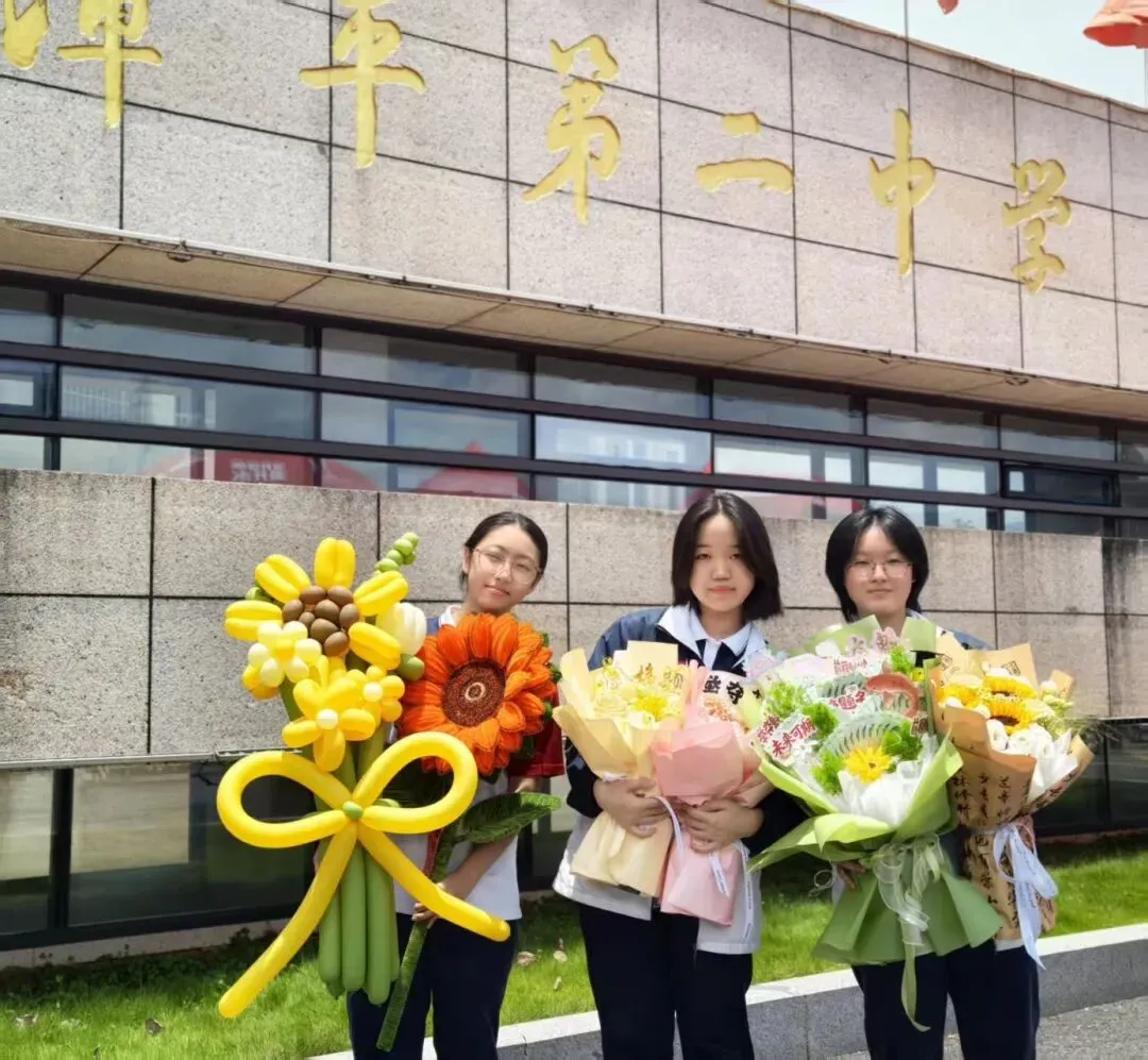 漳平中考结束!考场外鲜花千姿百态,这届家长给力...-第22张图片-四季读书网 漳平中考结束!考场外鲜花千姿百态,这届家长给力...-第22张图片-四季读书网