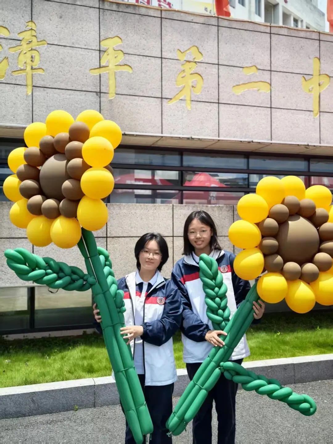 漳平中考结束!考场外鲜花千姿百态,这届家长给力...-第23张图片-四季读书网 漳平中考结束!考场外鲜花千姿百态,这届家长给力...-第23张图片-四季读书网