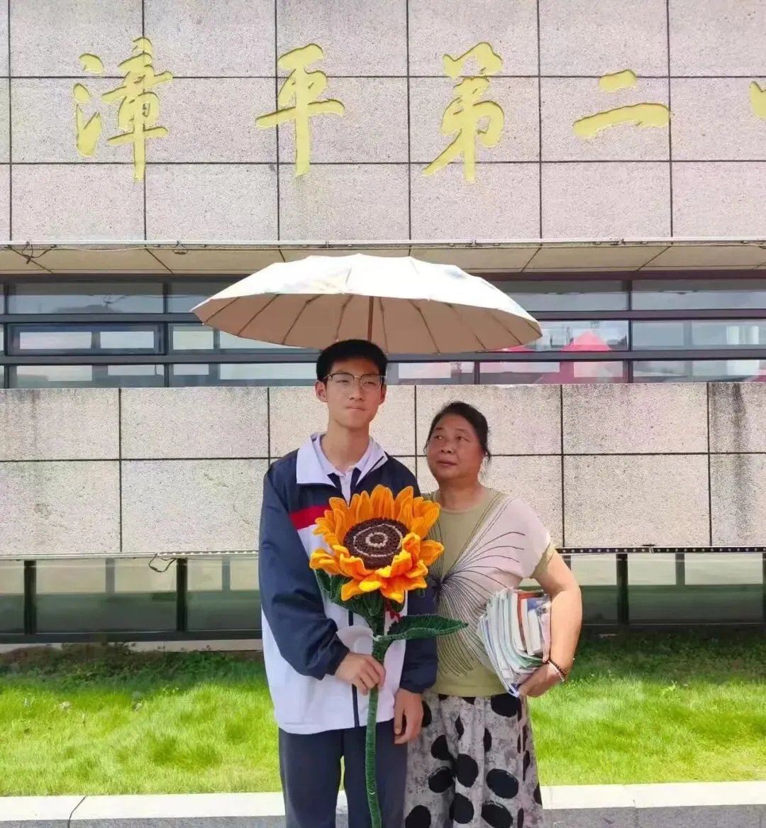 漳平中考结束!考场外鲜花千姿百态,这届家长给力...-第26张图片-四季读书网 漳平中考结束!考场外鲜花千姿百态,这届家长给力...-第26张图片-四季读书网