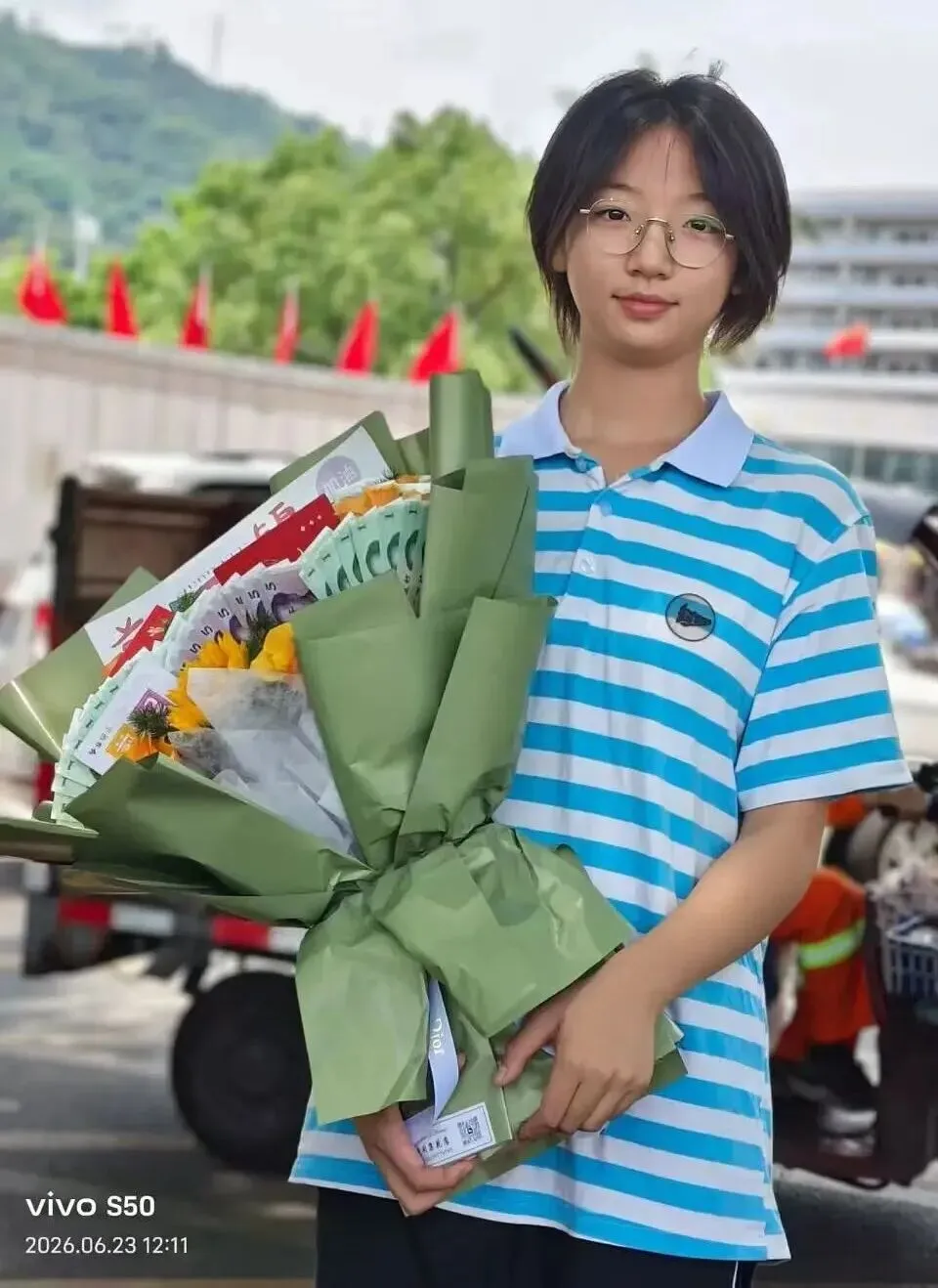 漳平中考结束!考场外鲜花千姿百态,这届家长给力...-第29张图片-四季读书网 漳平中考结束!考场外鲜花千姿百态,这届家长给力...-第29张图片-四季读书网