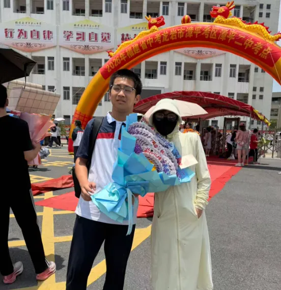 漳平中考结束!考场外鲜花千姿百态,这届家长给力...-第34张图片-四季读书网 漳平中考结束!考场外鲜花千姿百态,这届家长给力...-第34张图片-四季读书网