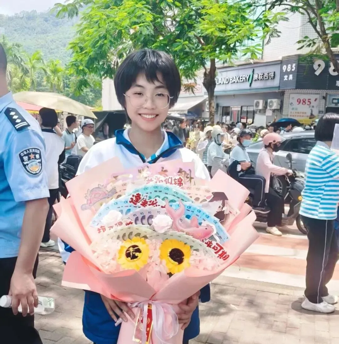 漳平中考结束!考场外鲜花千姿百态,这届家长给力...-第38张图片-四季读书网 漳平中考结束!考场外鲜花千姿百态,这届家长给力...-第38张图片-四季读书网