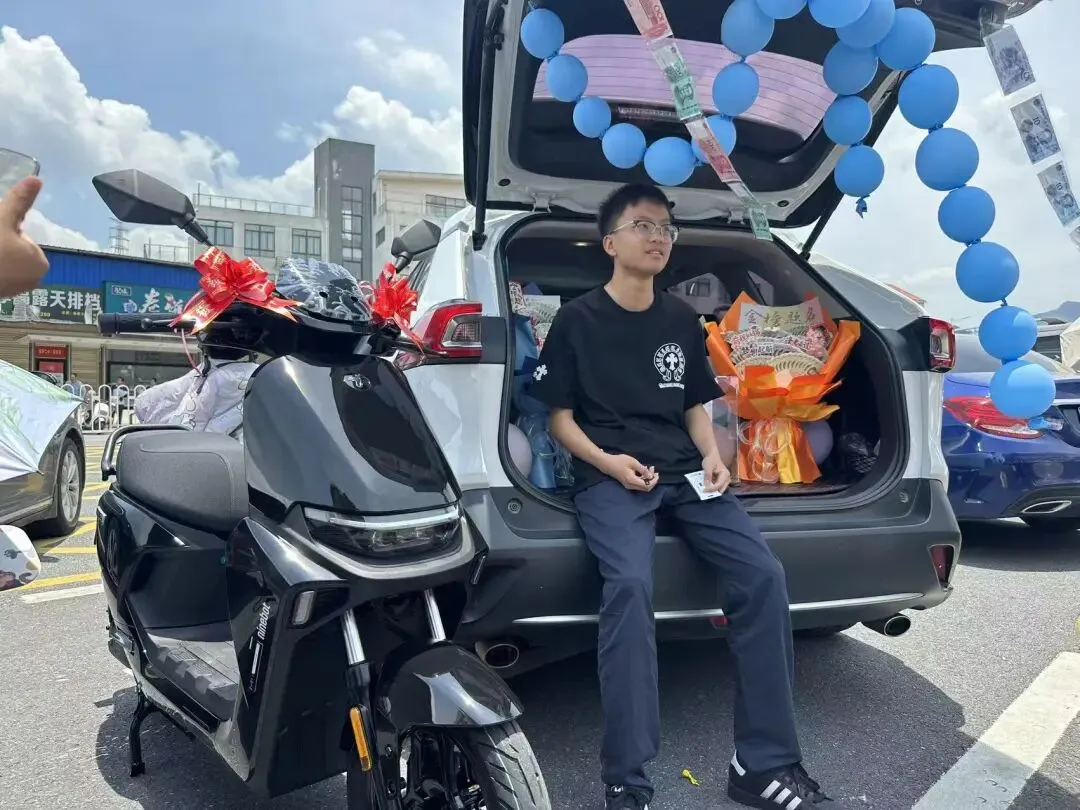 漳平中考结束!考场外鲜花千姿百态,这届家长给力...-第39张图片-四季读书网 漳平中考结束!考场外鲜花千姿百态,这届家长给力...-第39张图片-四季读书网
