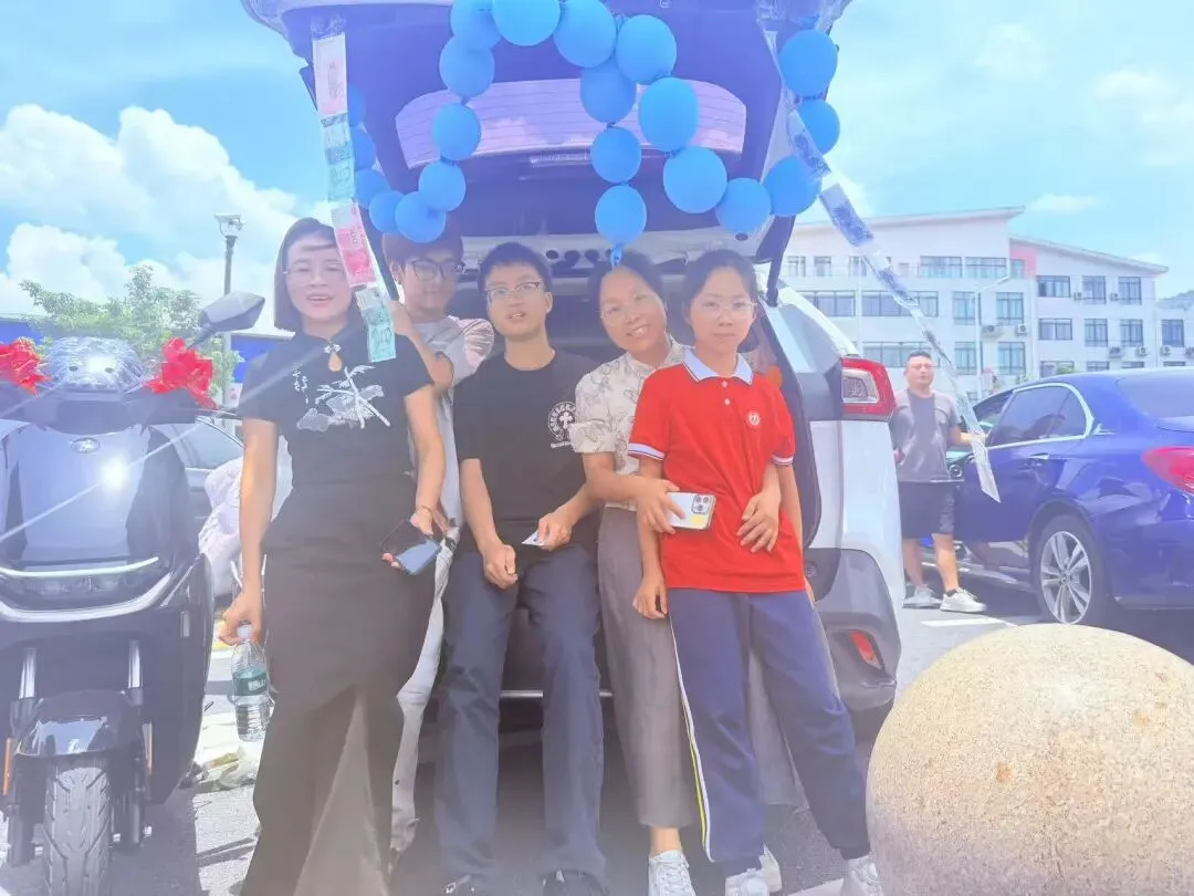漳平中考结束!考场外鲜花千姿百态,这届家长给力...-第41张图片-四季读书网 漳平中考结束!考场外鲜花千姿百态,这届家长给力...-第41张图片-四季读书网