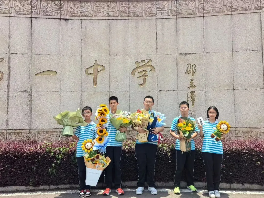 漳平中考结束!考场外鲜花千姿百态,这届家长给力...-第42张图片-四季读书网 漳平中考结束!考场外鲜花千姿百态,这届家长给力...-第42张图片-四季读书网