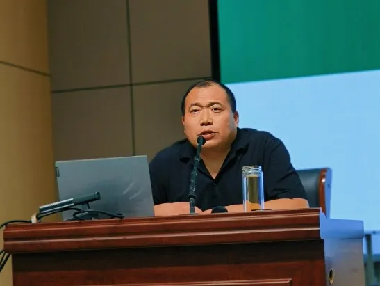 【中考速递】太和县教学研究室刘建明老师 | 双向观照   思辨立意——2026年安徽省作文解析及指导-第5张图片-四季读书网