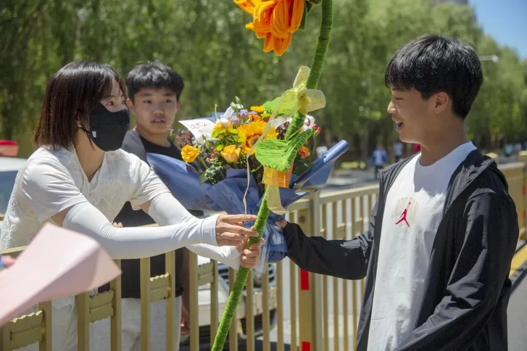 中考首日见闻:端午逢中考 温情护芳华-第2张图片-四季读书网 中考首日见闻:端午逢中考 温情护芳华-第2张图片-四季读书网