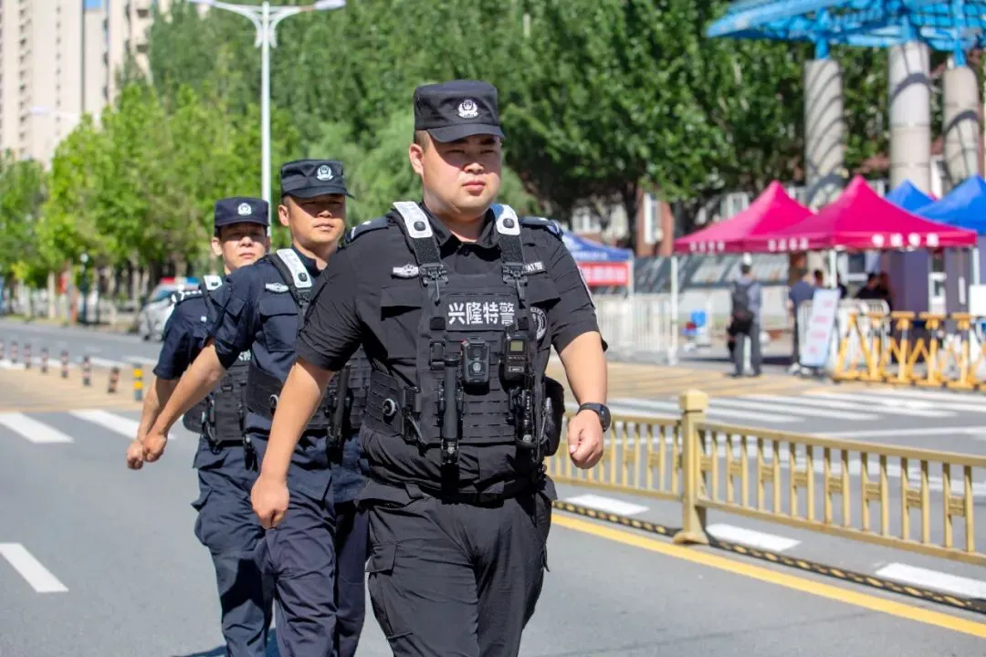 中考首日见闻:端午逢中考 温情护芳华-第4张图片-四季读书网 中考首日见闻:端午逢中考 温情护芳华-第4张图片-四季读书网