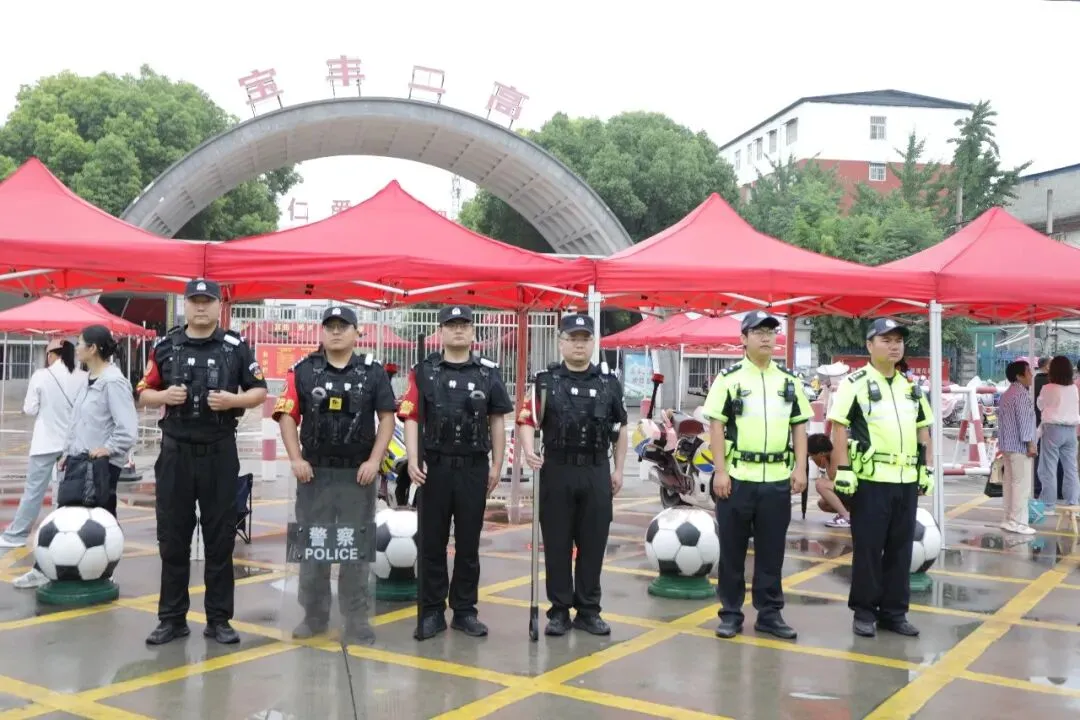 护航中考丨中考首日藏蓝相伴 守护青春逐梦征程-第3张图片-四季读书网