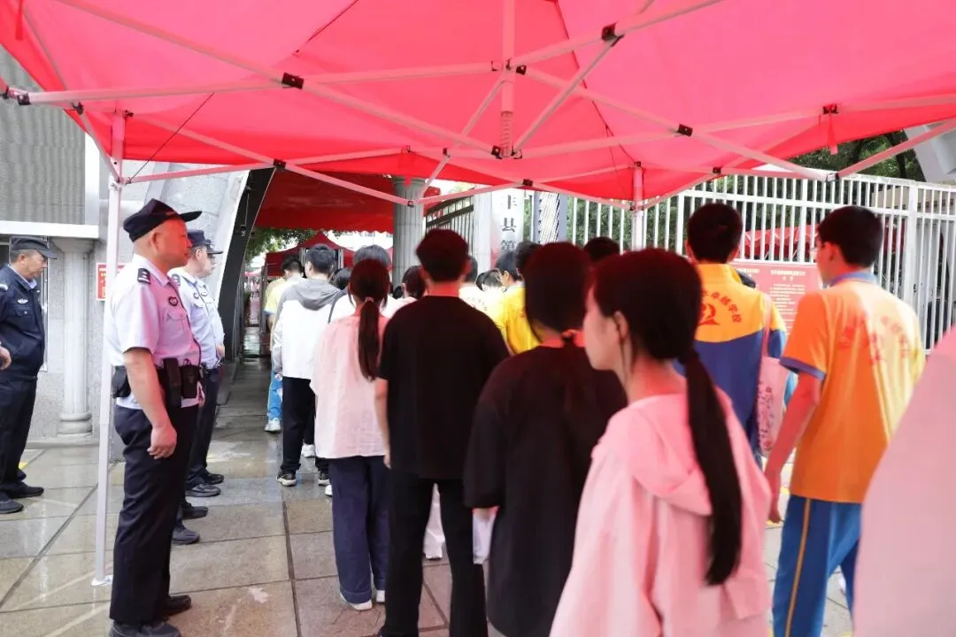 护航中考丨中考首日藏蓝相伴 守护青春逐梦征程-第9张图片-四季读书网