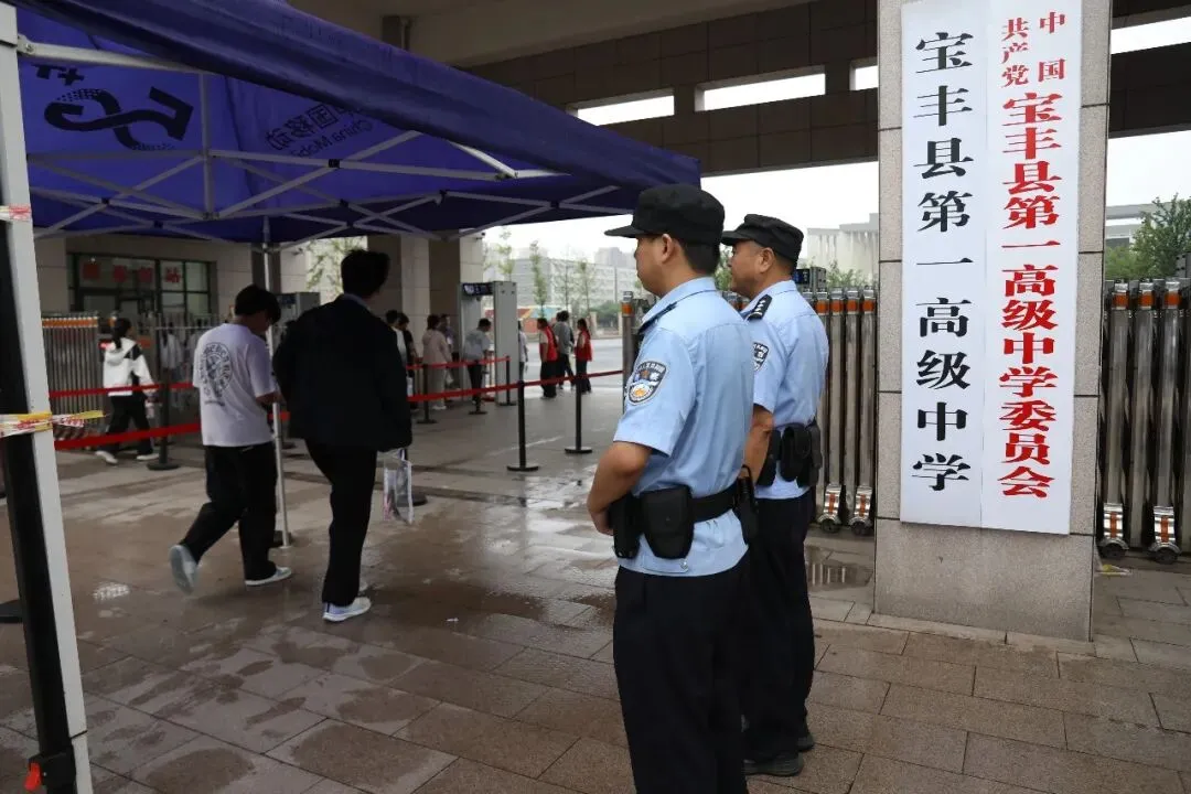 护航中考丨中考首日藏蓝相伴 守护青春逐梦征程-第11张图片-四季读书网