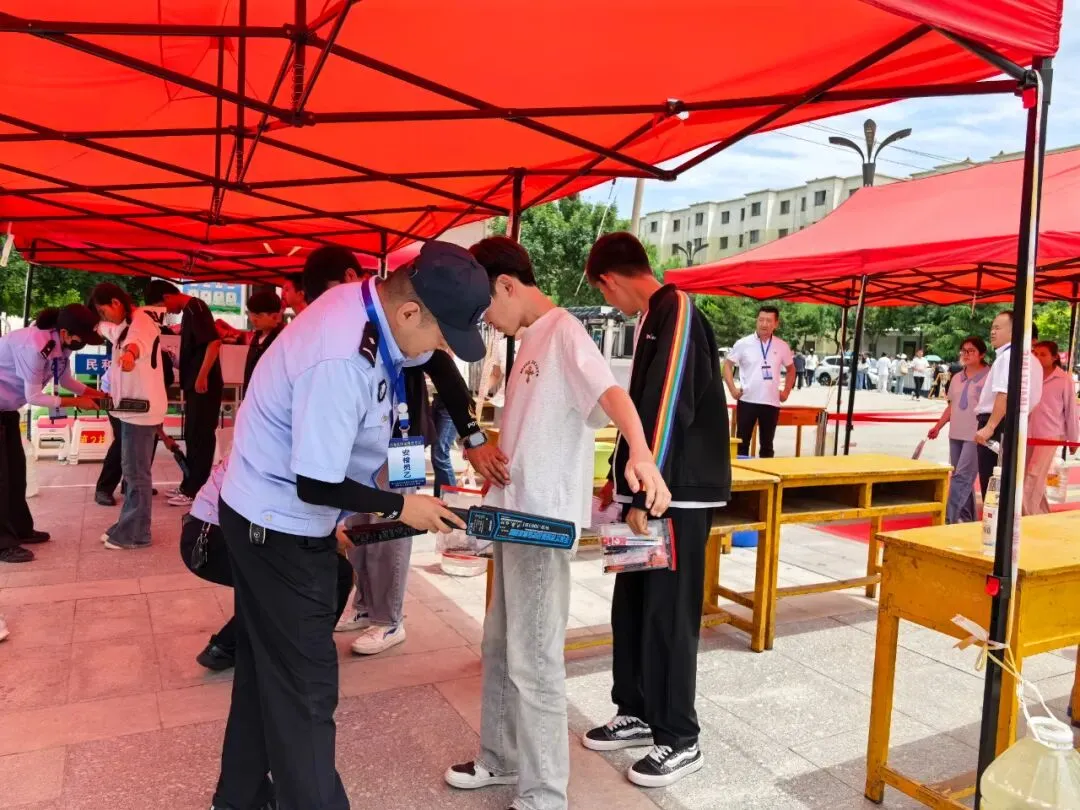 【民和公安】护航平安中考 守护四十华诞-第5张图片-四季读书网 【民和公安】护航平安中考 守护四十华诞-第5张图片-四季读书网