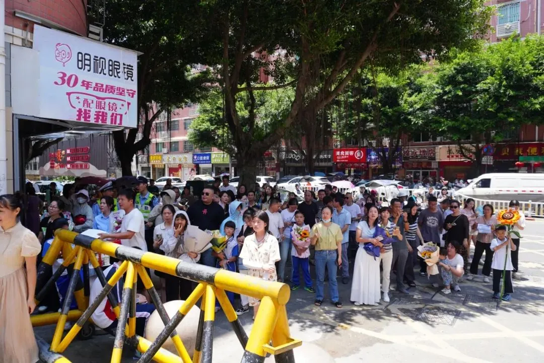 中考落幕!永泰考场外“花式”接考-第2张图片-四季读书网
