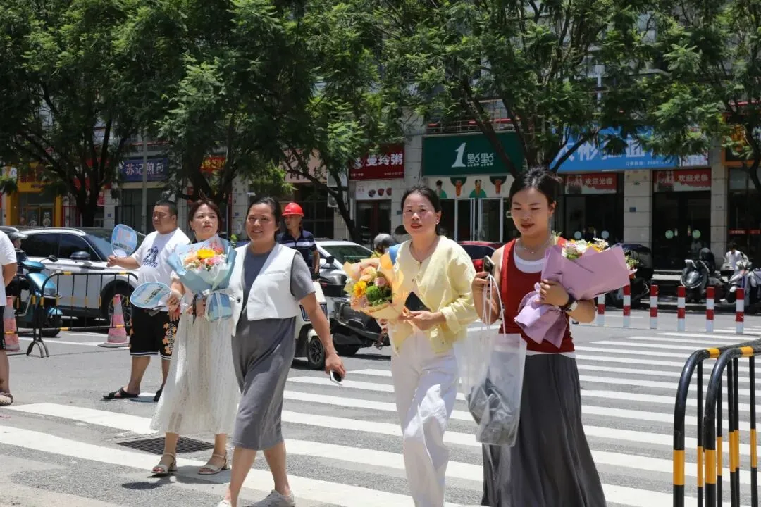 中考落幕!永泰考场外“花式”接考-第4张图片-四季读书网