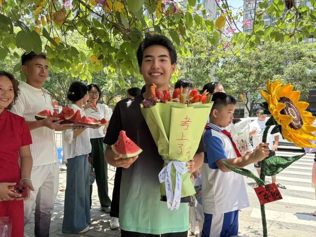中考落幕!永泰考场外“花式”接考-第8张图片-四季读书网