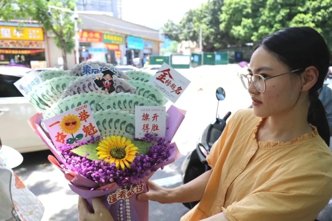 中考落幕!永泰考场外“花式”接考-第9张图片-四季读书网