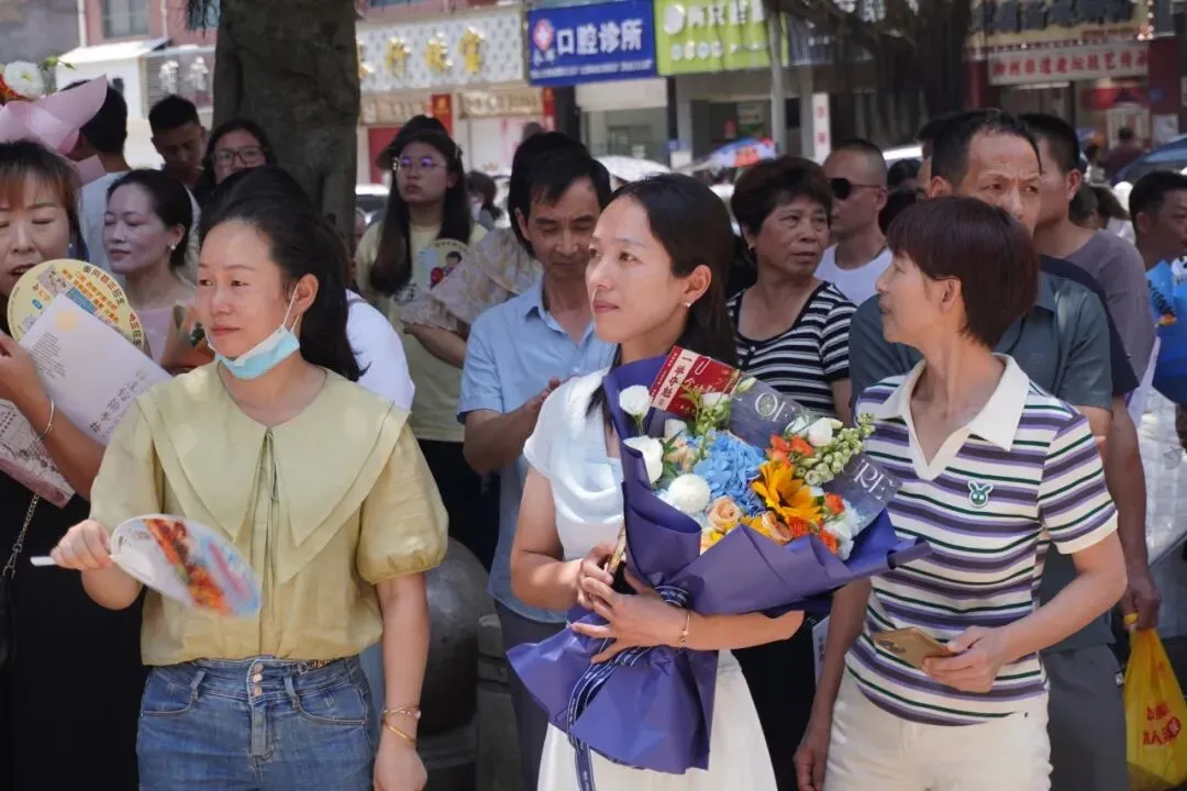 中考落幕!永泰考场外“花式”接考-第12张图片-四季读书网