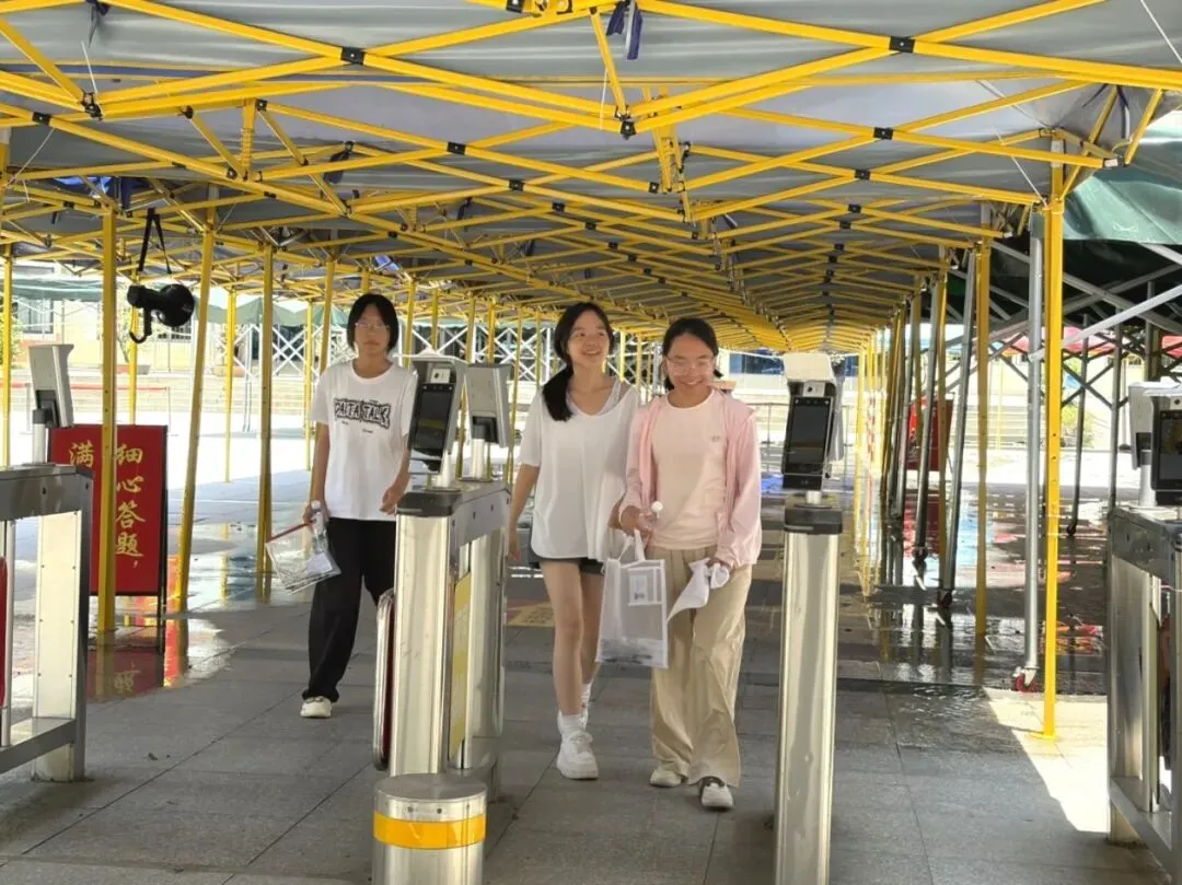 中考落幕!永泰考场外“花式”接考-第17张图片-四季读书网