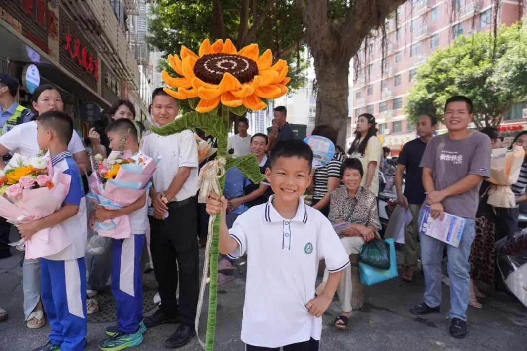中考落幕!永泰考场外“花式”接考-第21张图片-四季读书网