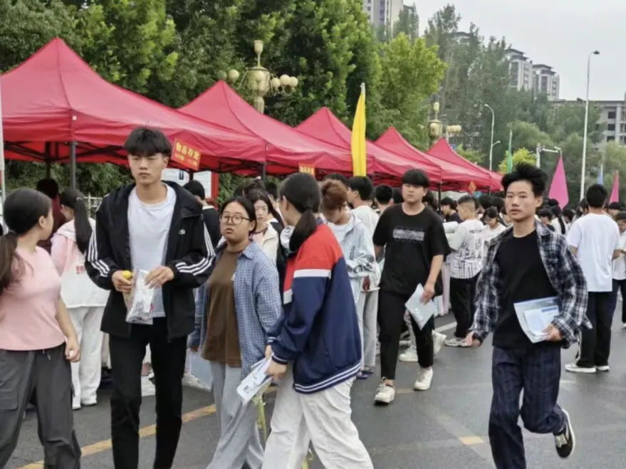 蝉鸣盛夏 藏蓝护航 —— 河南警方守护中考逐梦路-第5张图片-四季读书网