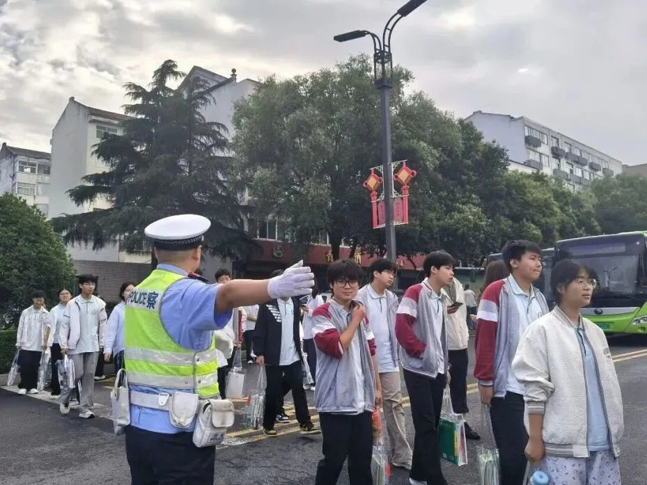蝉鸣盛夏 藏蓝护航 —— 河南警方守护中考逐梦路-第8张图片-四季读书网