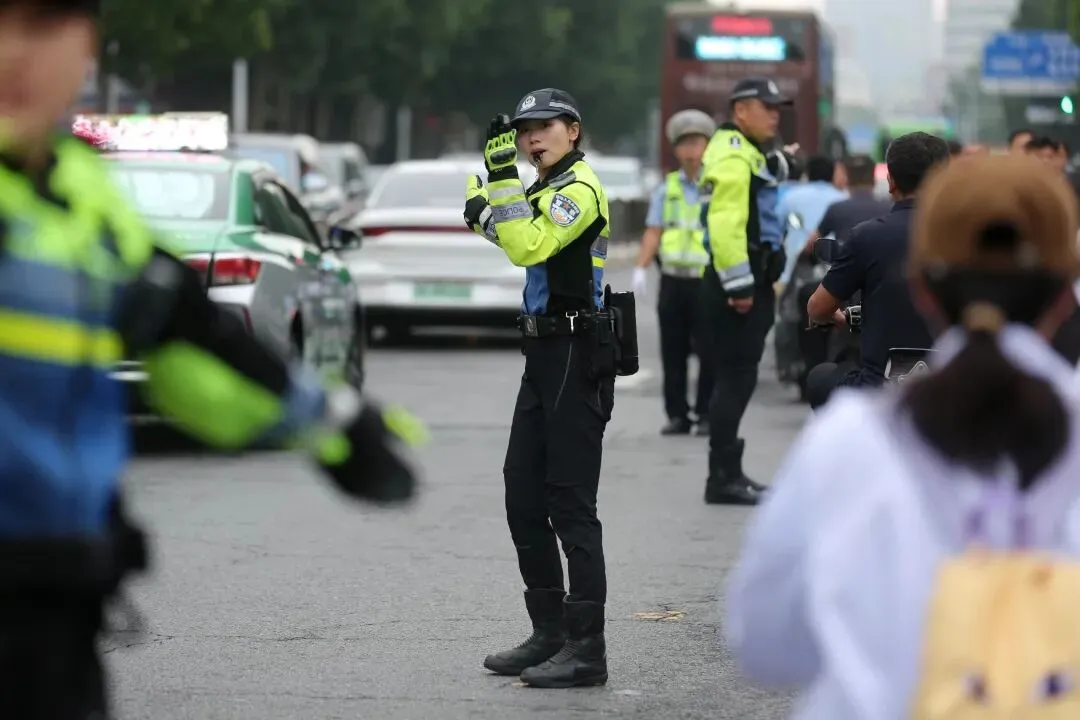蝉鸣盛夏 藏蓝护航 —— 河南警方守护中考逐梦路-第10张图片-四季读书网