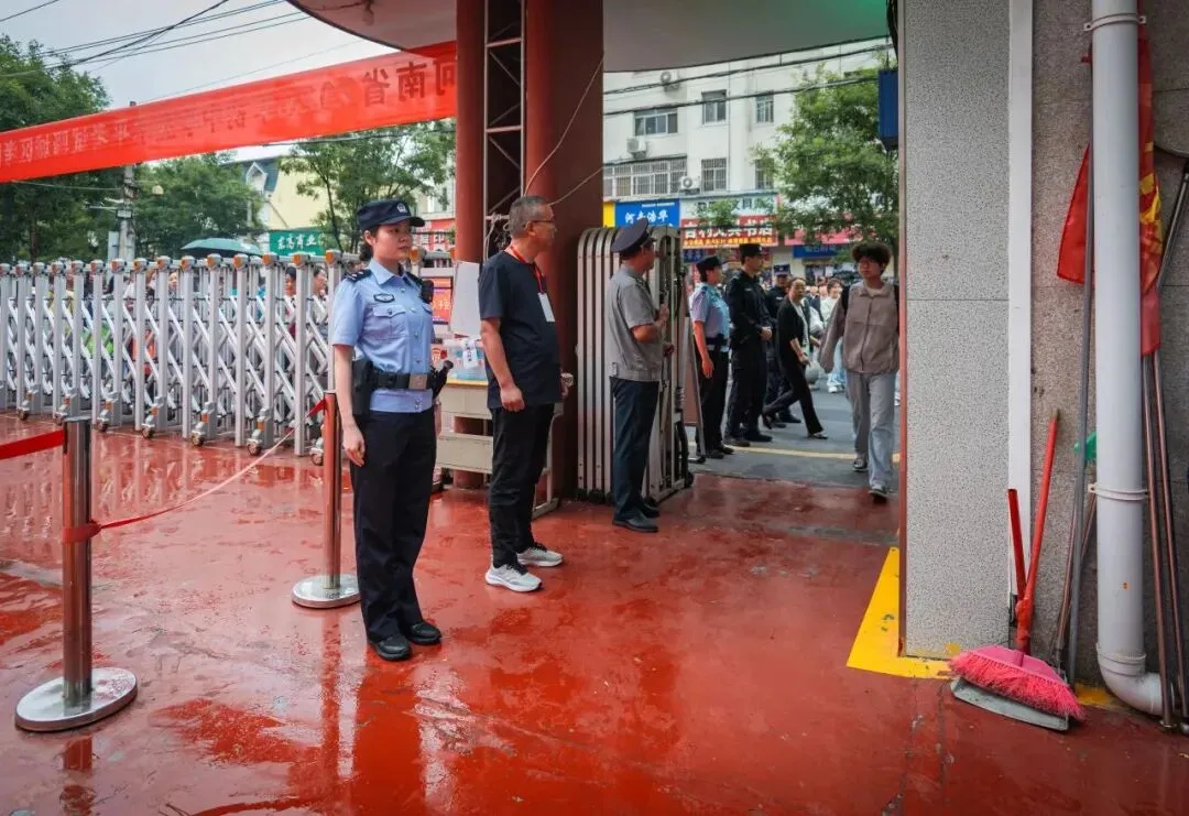 蝉鸣盛夏 藏蓝护航 —— 河南警方守护中考逐梦路-第14张图片-四季读书网