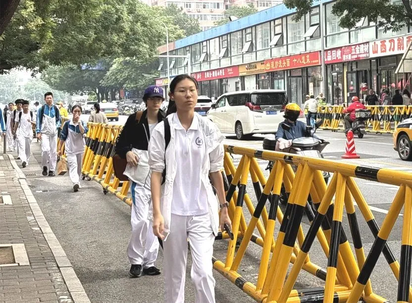 必胜!中考第一天!海淀2.4万余名考生赴考,现场直击——-第8张图片-四季读书网 必胜!中考第一天!海淀2.4万余名考生赴考,现场直击——-第8张图片-四季读书网