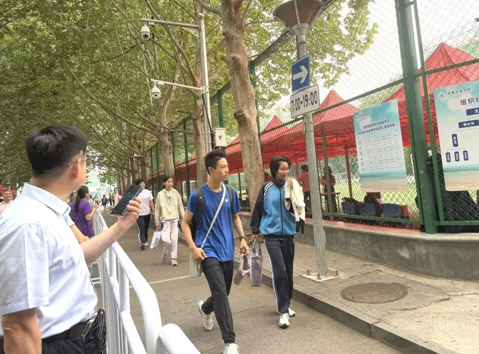 必胜!中考第一天!海淀2.4万余名考生赴考,现场直击——-第12张图片-四季读书网 必胜!中考第一天!海淀2.4万余名考生赴考,现场直击——-第12张图片-四季读书网