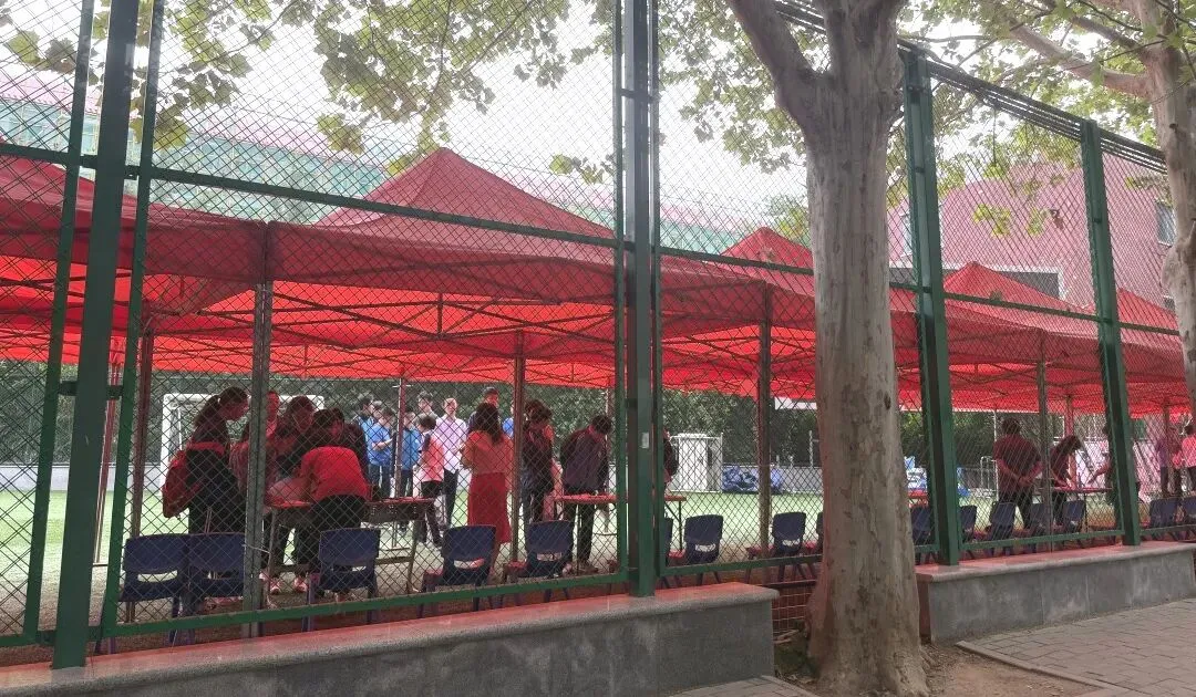 必胜!中考第一天!海淀2.4万余名考生赴考,现场直击——-第13张图片-四季读书网 必胜!中考第一天!海淀2.4万余名考生赴考,现场直击——-第13张图片-四季读书网
