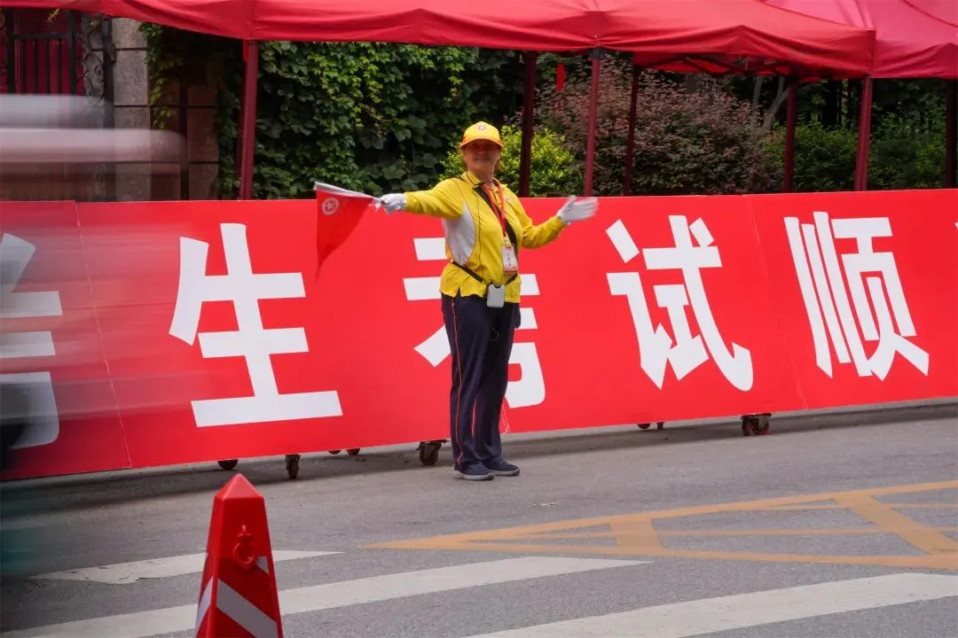 必胜!中考第一天!海淀2.4万余名考生赴考,现场直击——-第19张图片-四季读书网 必胜!中考第一天!海淀2.4万余名考生赴考,现场直击——-第19张图片-四季读书网